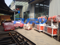 福瑞得機(jī)械壓路機(jī)、二次結(jié)構(gòu)澆注機(jī)、霧炮準(zhǔn)備發(fā)貨