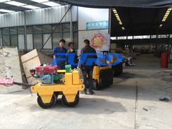 福瑞得機(jī)械手扶雙輪壓路機(jī)，二次結(jié)構(gòu)澆筑泵及時(shí)包貨