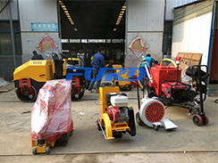 七月，福瑞得灌縫機、灌縫膠等路面養(yǎng)護設(shè)備發(fā)貨忙