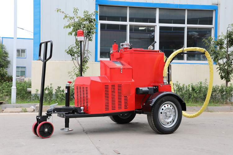 雨季未結(jié)束前，灌縫都是公路養(yǎng)護(hù)的主要工作